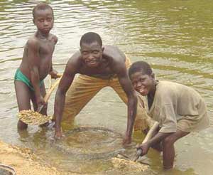 Exploitation traditionnelle du diamant en Sierra Leone, dans des alluvions, source Wikipedia